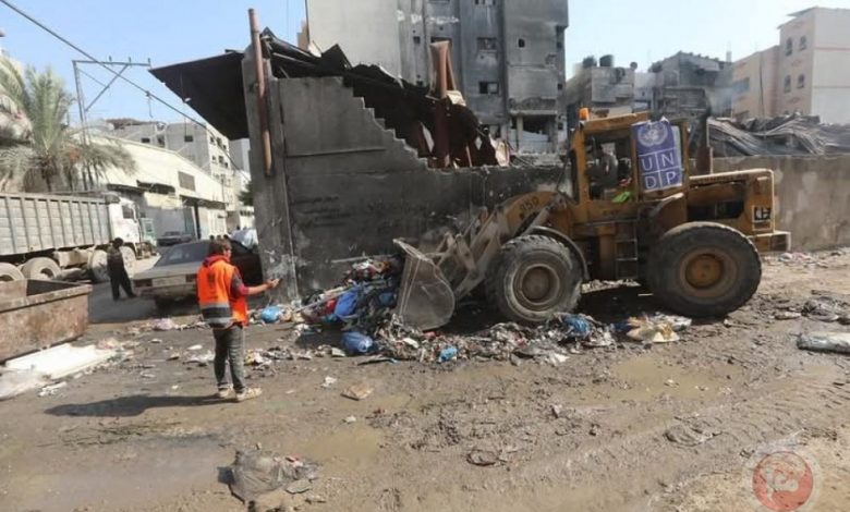 نقص الآليات ومواد البناء يعرقل عملنا