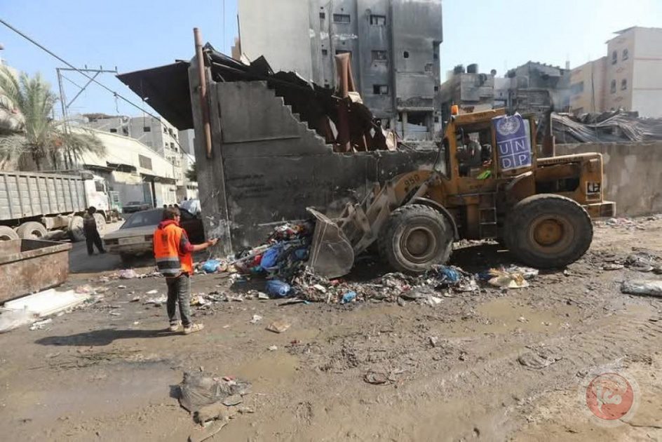 نقص الآليات ومواد البناء يعرقل عملنا