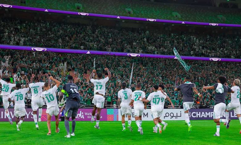 خلال مباراة في البرازيل.. مشجعة تضرب صديقها على المدرجات بسبب الخيانة (فيديو)