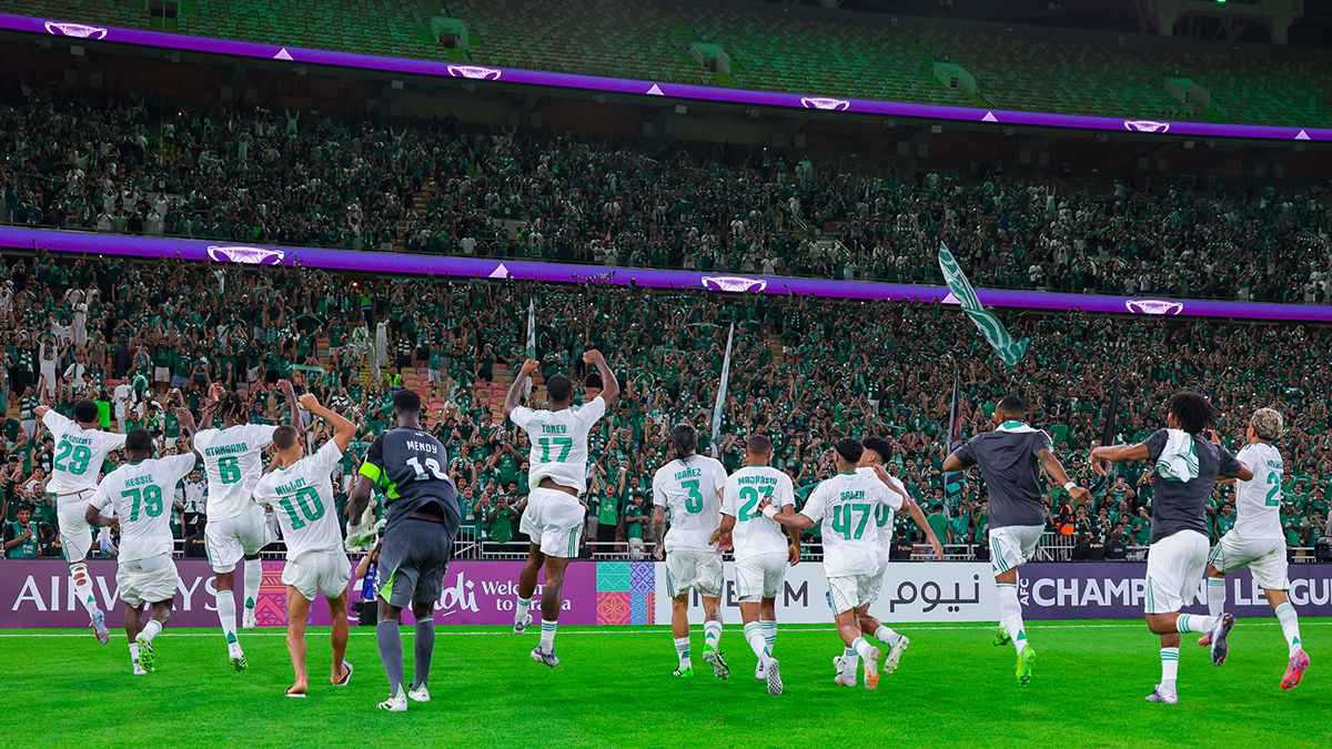 خلال مباراة في البرازيل.. مشجعة تضرب صديقها على المدرجات بسبب الخيانة (فيديو)