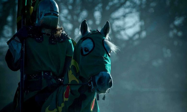 فوضى في مقبرة بعد اقتحام سيارة دمرت الشواهد (فيديو)