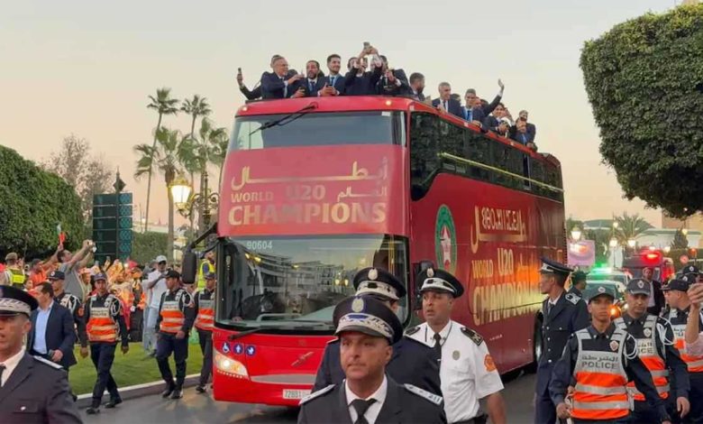استقبال جماهيري حافل لمنتخب المغرب المتوج بكأس العالم للشباب (فيديو)