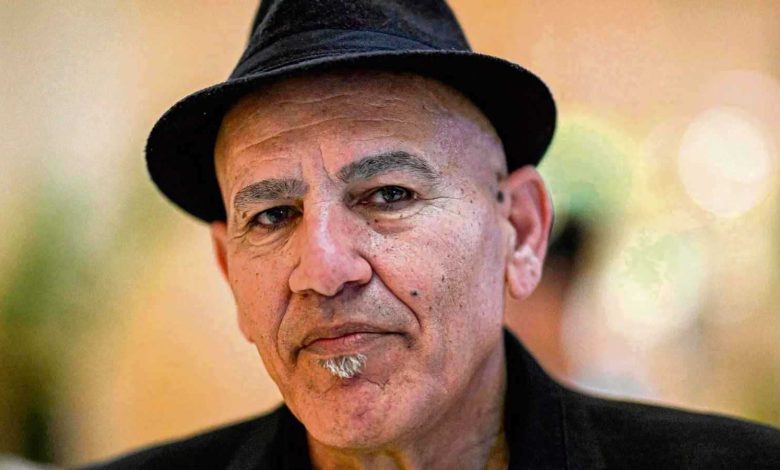 طلاب يسيرون على