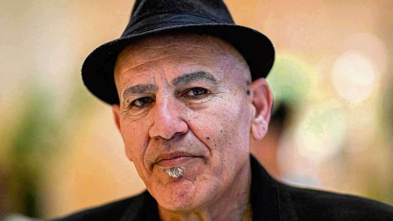 طلاب يسيرون على