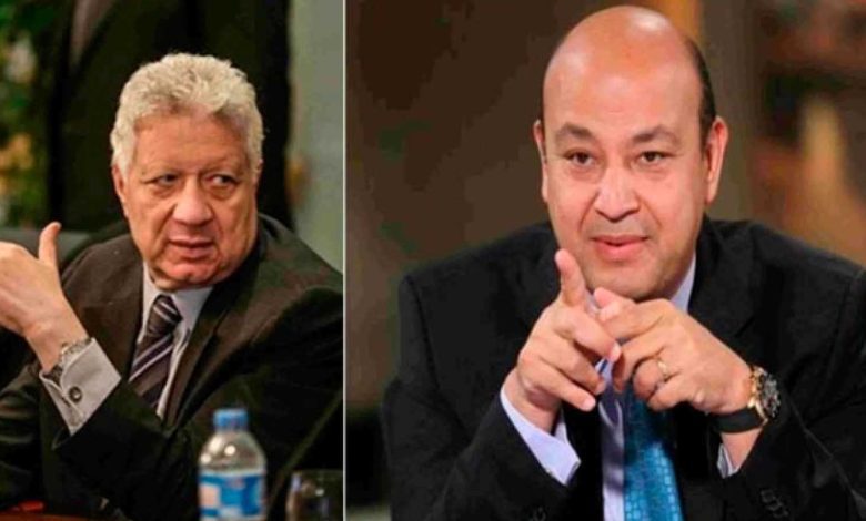 طلاب يسيرون على