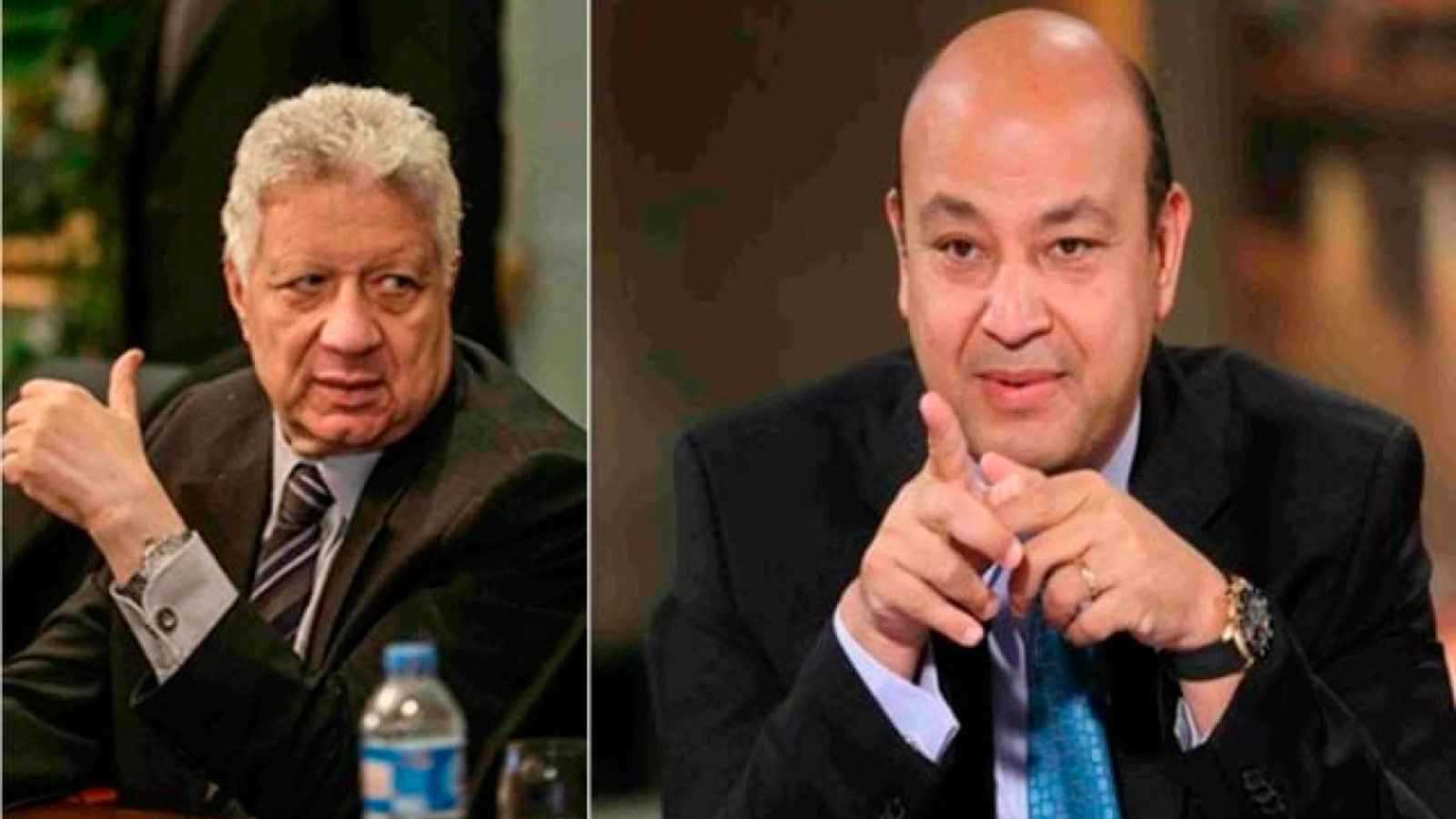 طلاب يسيرون على