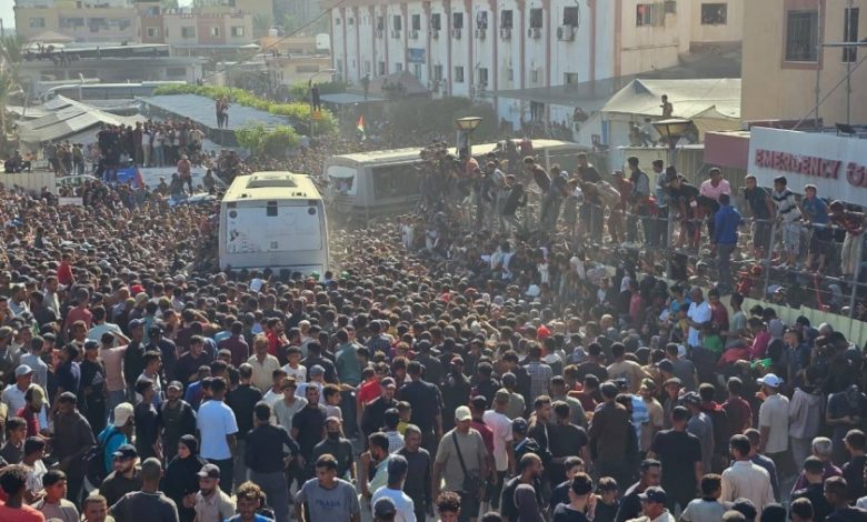آلاف المواطنين في خان يونس يستقبلون الأسرى المحررين في صفقة التبادل
