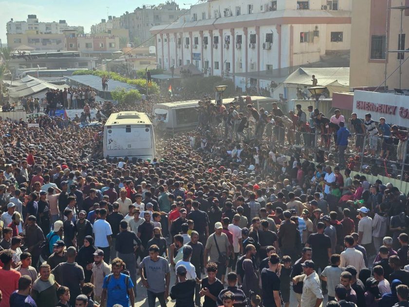 آلاف المواطنين في خان يونس يستقبلون الأسرى المحررين في صفقة التبادل