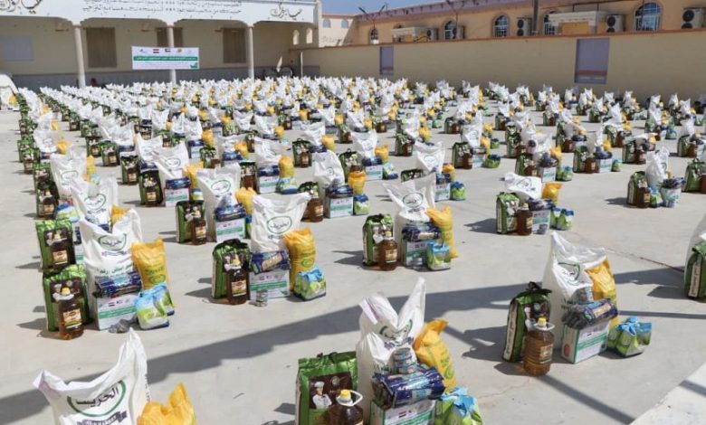 أمين محلي المهرة يدشّن القافلة الغذائية بدعم كويتي