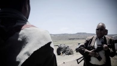 إهانة جديدة للتعليم.. رئيس جامعة يؤدي التحية لمشرف حوثي تحت الإكراه