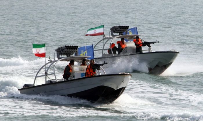 إيران توجه الحوثيين لاستهداف السفن الأميركية في البحر الأحمر