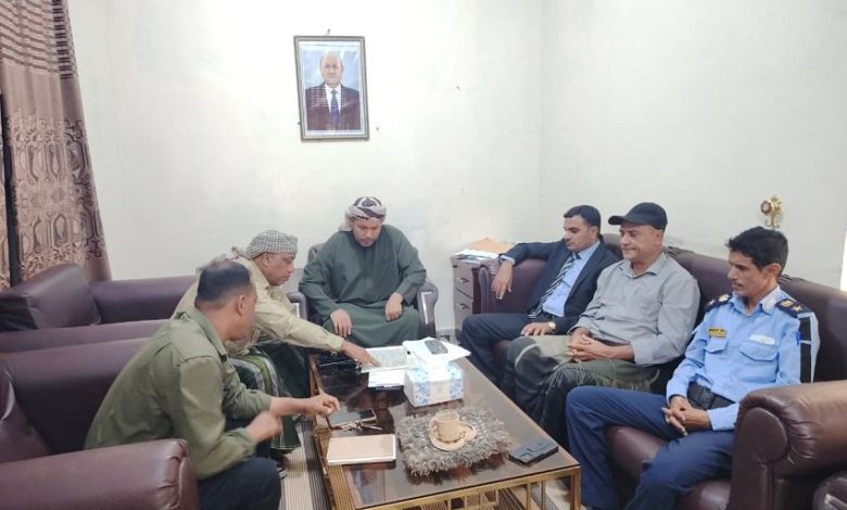 اجتماع برئاسة محافظ سقطرى يناقش خطة تنظيم مواقف المركبات ومواقع البركنة