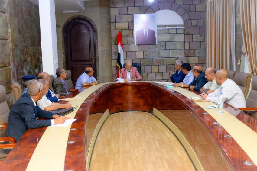 اجتماع في تعز يناقش تنظيم الأسواق وفرزات النقل وتحصيل الموارد