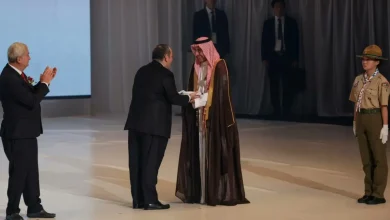 وزير الدولة وعضو مجلس الوزراء والرئيس التنفيذي للهيئة الملكية لمدينة الرياض إبراهيم السلطان يتسلم راية المكتب الدولي للمعارض
