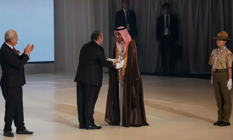 وزير الدولة وعضو مجلس الوزراء والرئيس التنفيذي للهيئة الملكية لمدينة الرياض إبراهيم السلطان يتسلم راية المكتب الدولي للمعارض
