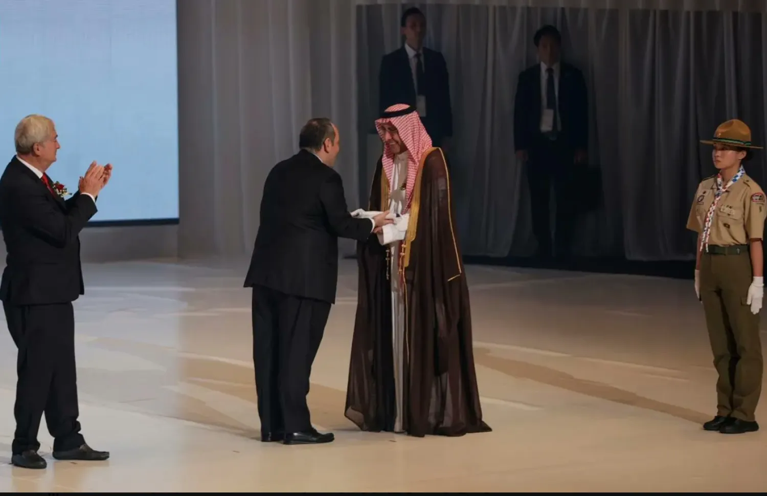 وزير الدولة وعضو مجلس الوزراء والرئيس التنفيذي للهيئة الملكية لمدينة الرياض إبراهيم السلطان يتسلم راية المكتب الدولي للمعارض