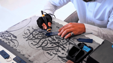 الخط العربي في معرض الرياض الدولي للكتاب 2025.. هوية متجددة وجمال متألق