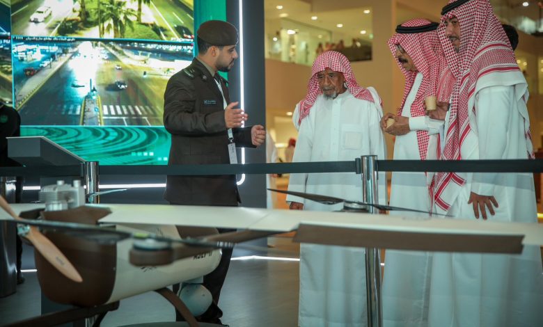 الداخلية تطلق أحدث تقنياتها الذكية في معرض الصقور والصيد 2025