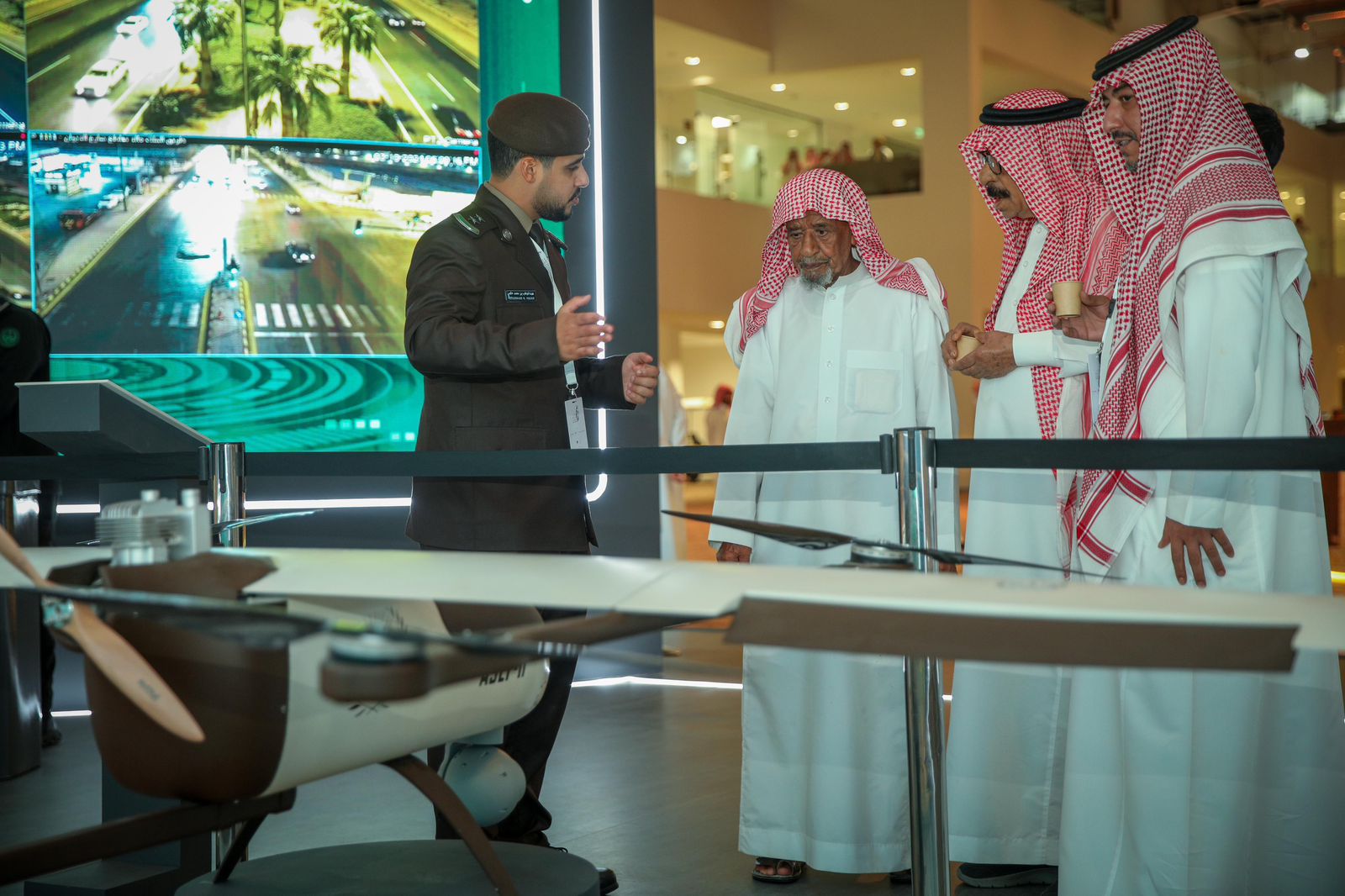 الداخلية تطلق أحدث تقنياتها الذكية في معرض الصقور والصيد 2025