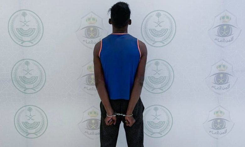 القبض على شخص لسرقته محلًا تجاريًا باستخدام سلاح أبيض في عسير