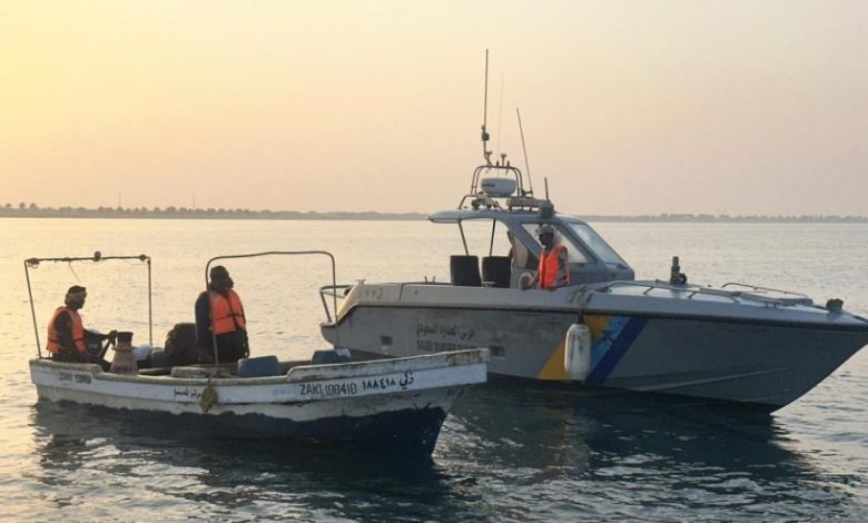 حرس الحدود بعسير ينقذ مقيمين تعرضت واسطتهما البحرية لحالة انقلاب في عرض البحر