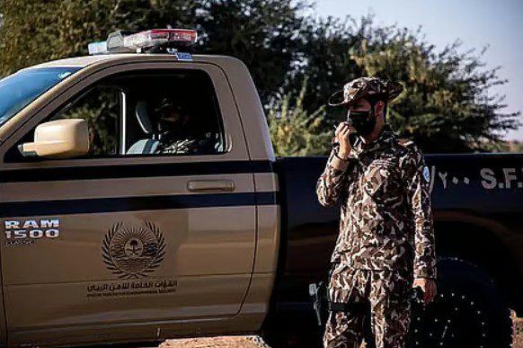 ضبط مواطنين لارتكابهما مخالفة الشروع في الصيد دون ترخيص بمحمية الملك عبدالعزيز