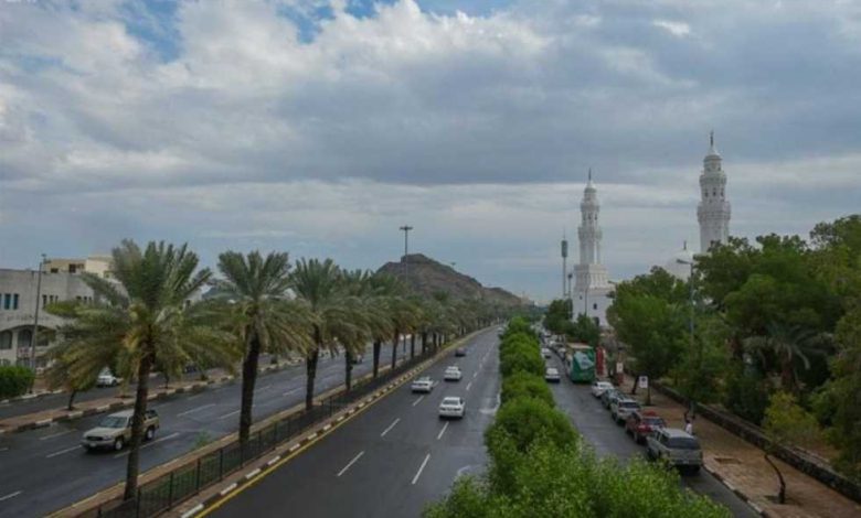 طقس غائم جزئيًا وفرص لهطول أمطار على عدة مناطق