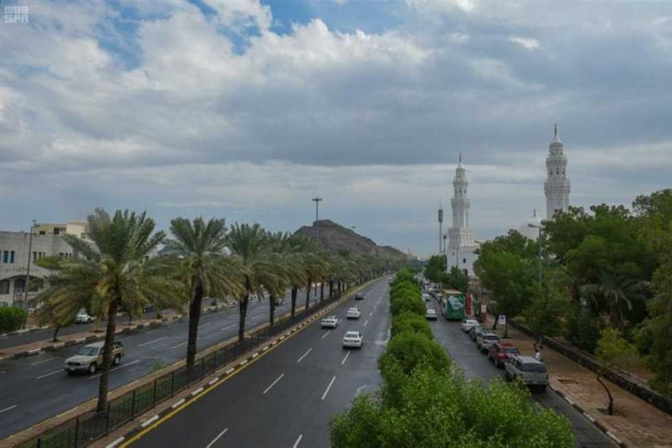 طقس غائم جزئيًا وفرص لهطول أمطار على عدة مناطق