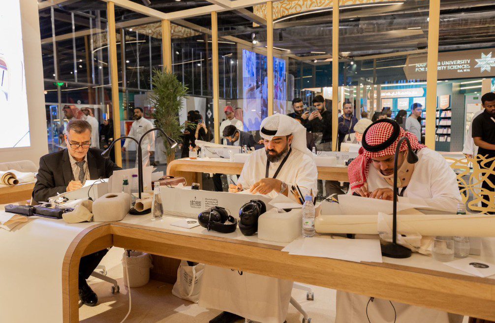 "كتاب الرياض" يحتضن ختام المسابقة العالمية للخط العربي بمشاركة 7 دول