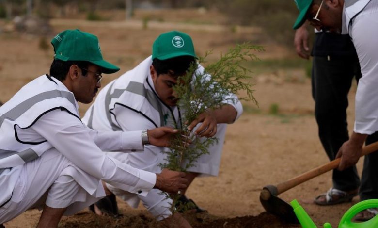 لدعم مستهدفات "السعودية الخضراء".. أمير الرياض يُدشّن موسم التشجير الوطني 2025