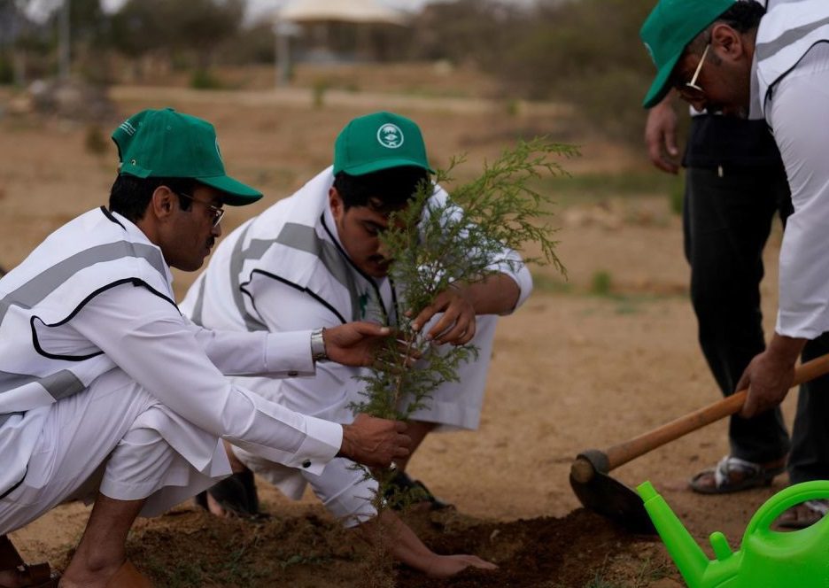 لدعم مستهدفات "السعودية الخضراء".. أمير الرياض يُدشّن موسم التشجير الوطني 2025