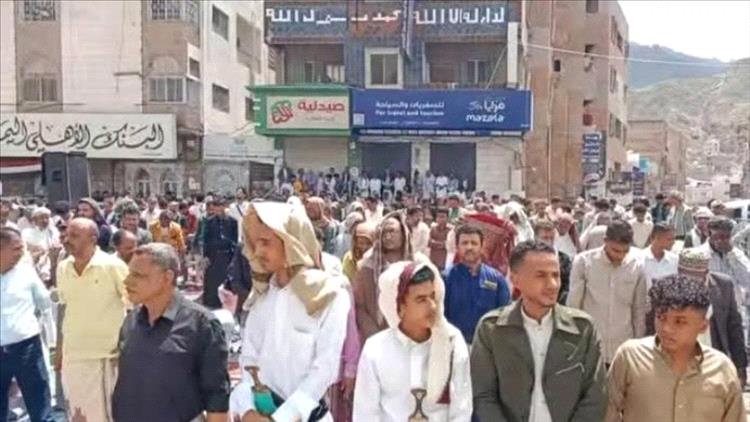 "جمعة العدالة والإنصاف" في تعز.. مئات المحتجين يطالبون بكشف قتلة المشهري والصوفي وإنهاء الفوضى الأمنية
