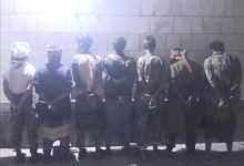 أمن أبين يعلن ضبط قائد نقطة وعدداً من أفراده لابتزازهم سائقاً مصرياً