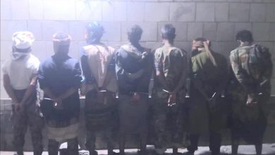 أمن أبين يعلن ضبط قائد نقطة وعدداً من أفراده لابتزازهم سائقاً مصرياً