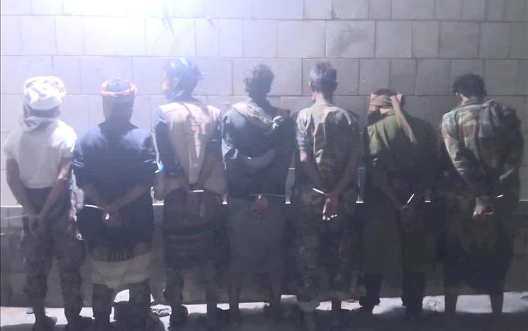 أمن أبين يعلن ضبط قائد نقطة وعدداً من أفراده لابتزازهم سائقاً مصرياً