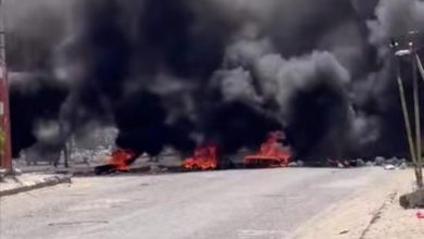 احتجاجات غاضبة في أبين: المواطنون يغلقون الطرق للمطالبة بالخدمات الأساسية