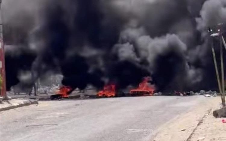 احتجاجات غاضبة في أبين: المواطنون يغلقون الطرق للمطالبة بالخدمات الأساسية