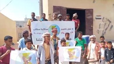 احتجاجات في مناطق الواحدي بشبوة احتجاجاً على تردي الأوضاع الخدمية