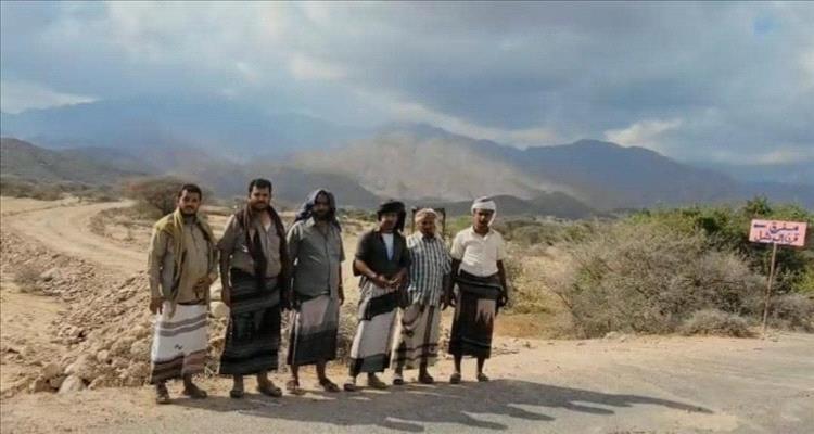 الأهالي في مودية ينفذون مبادرة لربط قرية الوشل بالطريق الدولي ويدعون إلى استكمال السفلتة
