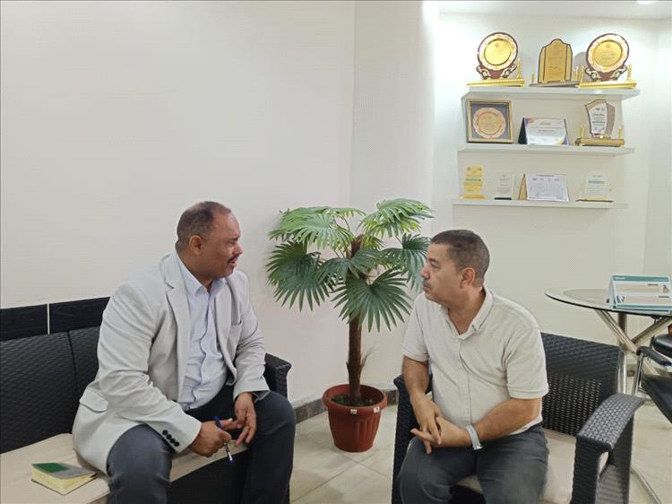 الجمحي يلتقي المدير الإقليمي لمؤسسة يمان بعدن لمناقشة تدخلاتهم الجديدة في القطاع الصحي بساحل حضرموت