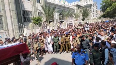 تشييع مهيب لجثمان الشهيد عبدالله النقيب في تعز