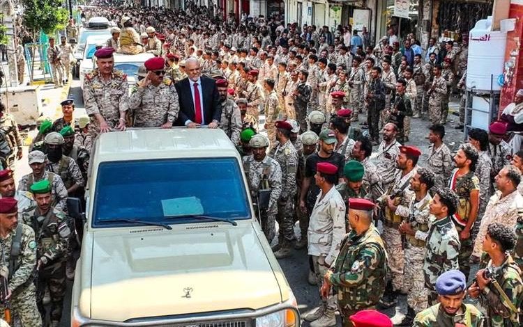 تعز تشهد عرضًا عسكريًا بحضور وزير الدفاع