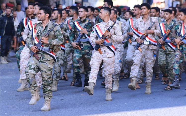 تعز تشهد عرضًا عسكريًا لوحدات من الجيش والأمن بحضور وزير الدفاع
