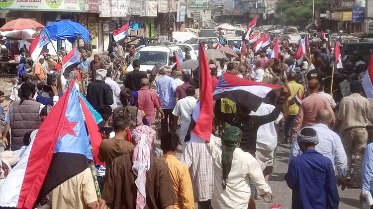 تواصل الاحتجاجات في الضالع بسبب تردي الخدمات وانقطاع المرتبات