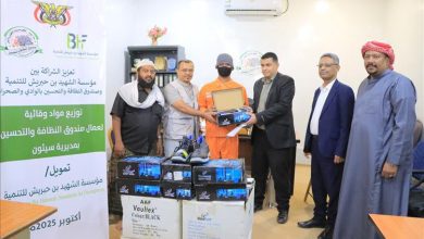 توزيع مواد وقائية لمهندسي النظافة والتحسين بمديرية سيئون مقدمة من مؤسسة بن حبريش للتنمية