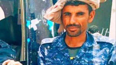 جندي من شرطة محافظة شبوة يعكس قيمة الأمانة والنزاهة ويستعيد مبلغًا ماليًا كبيرًا
