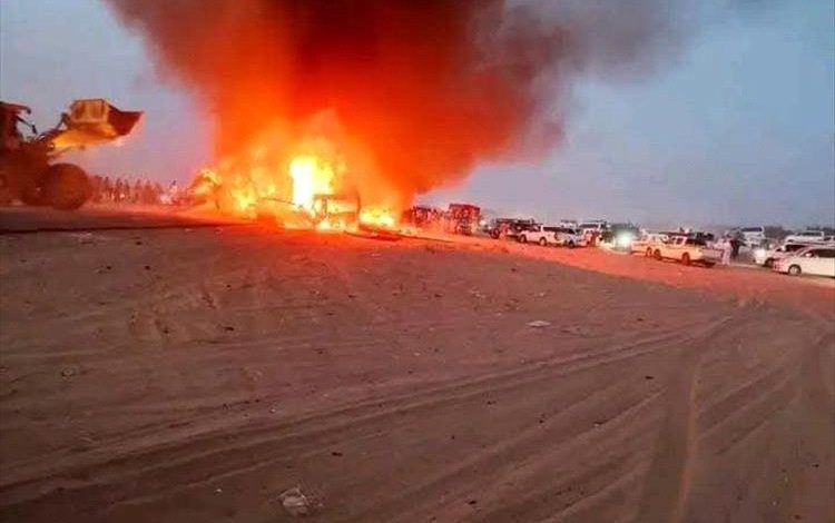 حادث إحتراق مأساوي على طريق مأرب – العبر يودي بحياة 14 شخصًا