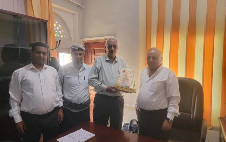 رئيس إتحاد نقابة عمال اليمن يكرم رئيس مؤسسة التأمينات الاجتماعية بتعز بـ"وسام الفخر والتنمية"