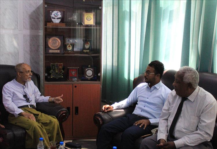 رئيس غرفة تجارة وصناعة حضرموت يلتقي إدارة مركز جامعة حضرموت لريادة الأعمال والابتكار لبحث سبل التعاون المشترك