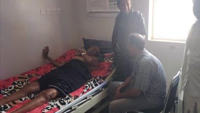 رئيس فريق التوجيه السياسي يطمئن على صحة الشاعر الكبير صالح خميس الحداد بعد إجراء عملية جراحية في عتق